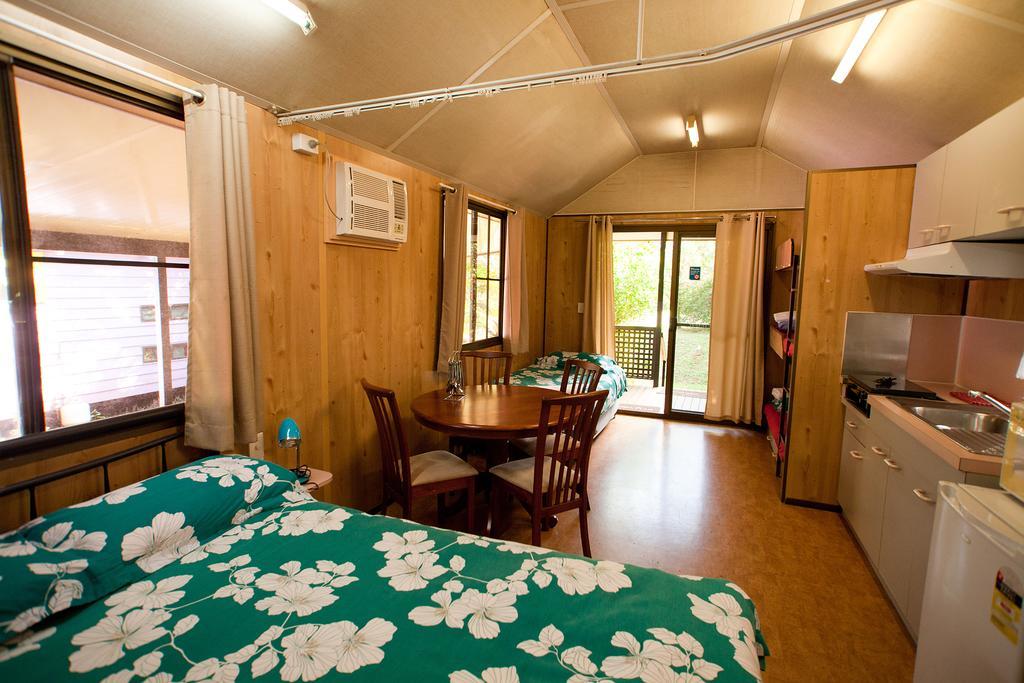 Lake Eacham Tourist Park & Cabins Rum bild