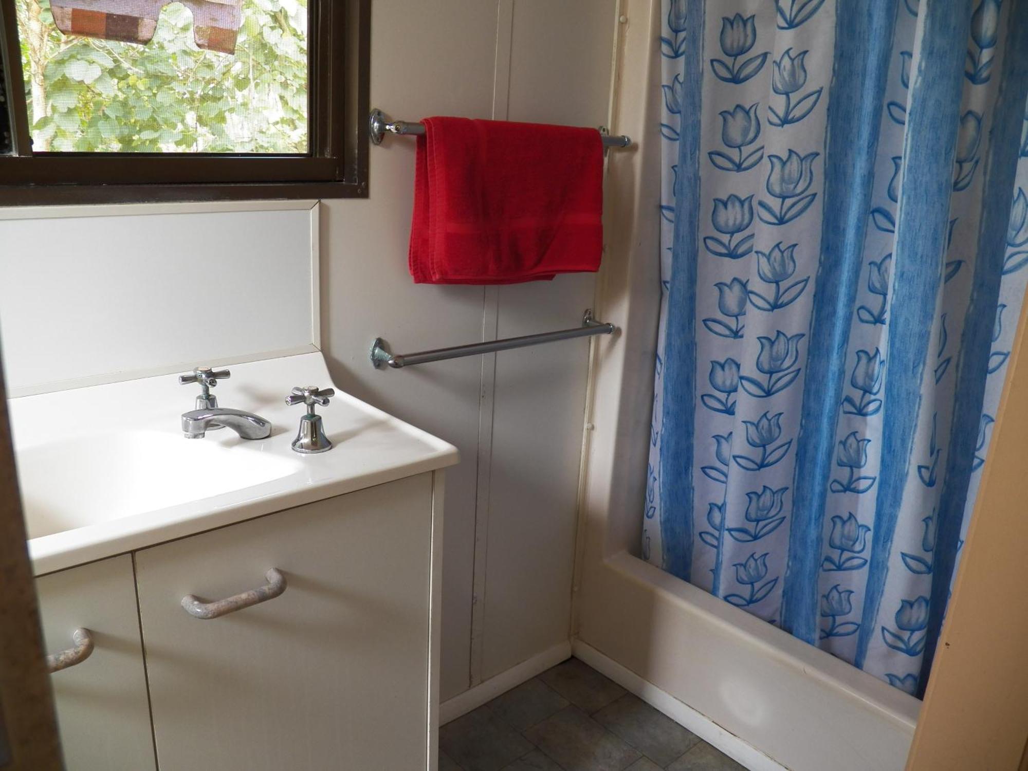 Lake Eacham Tourist Park & Cabins Rum bild