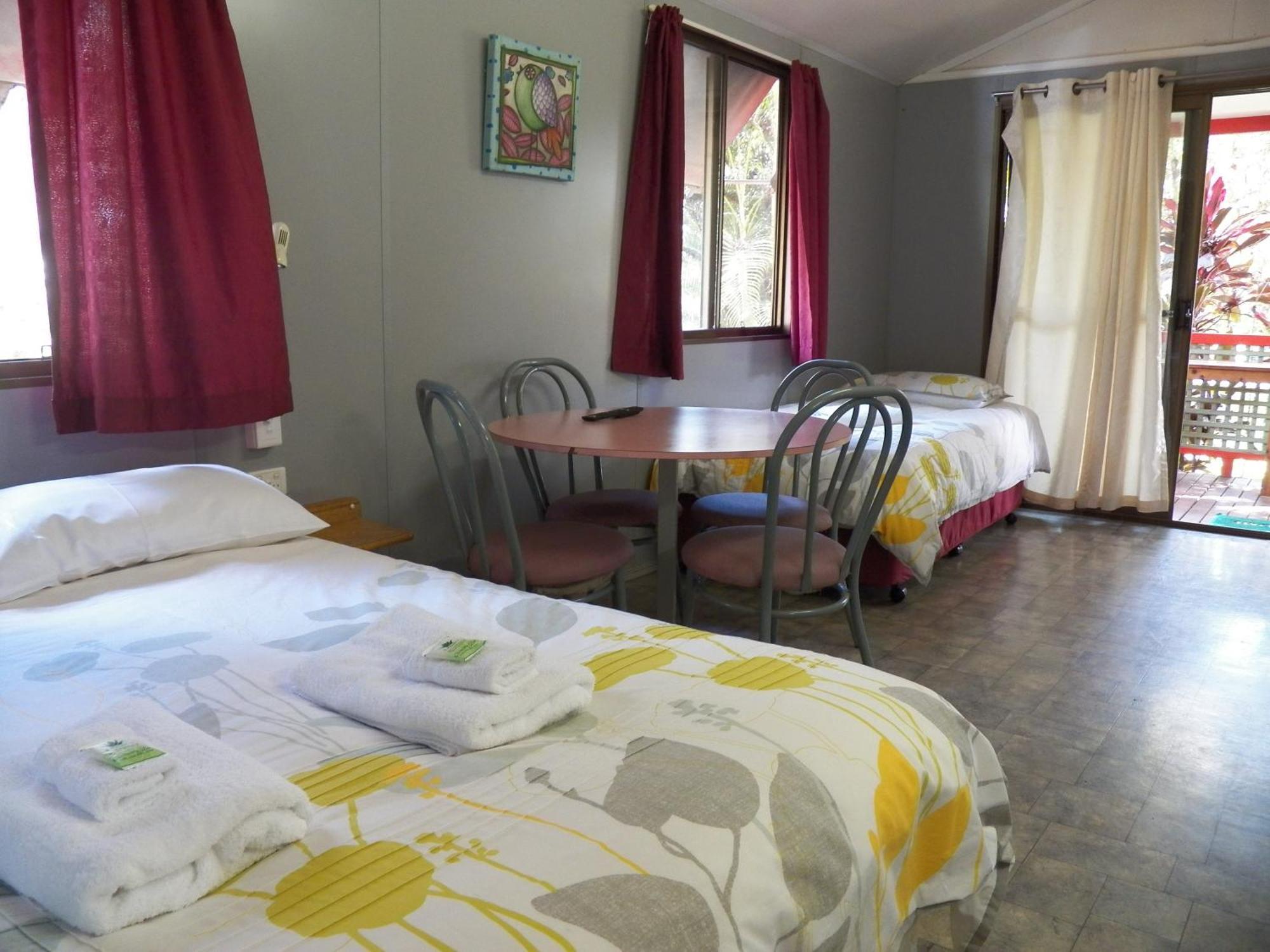 Lake Eacham Tourist Park & Cabins Rum bild