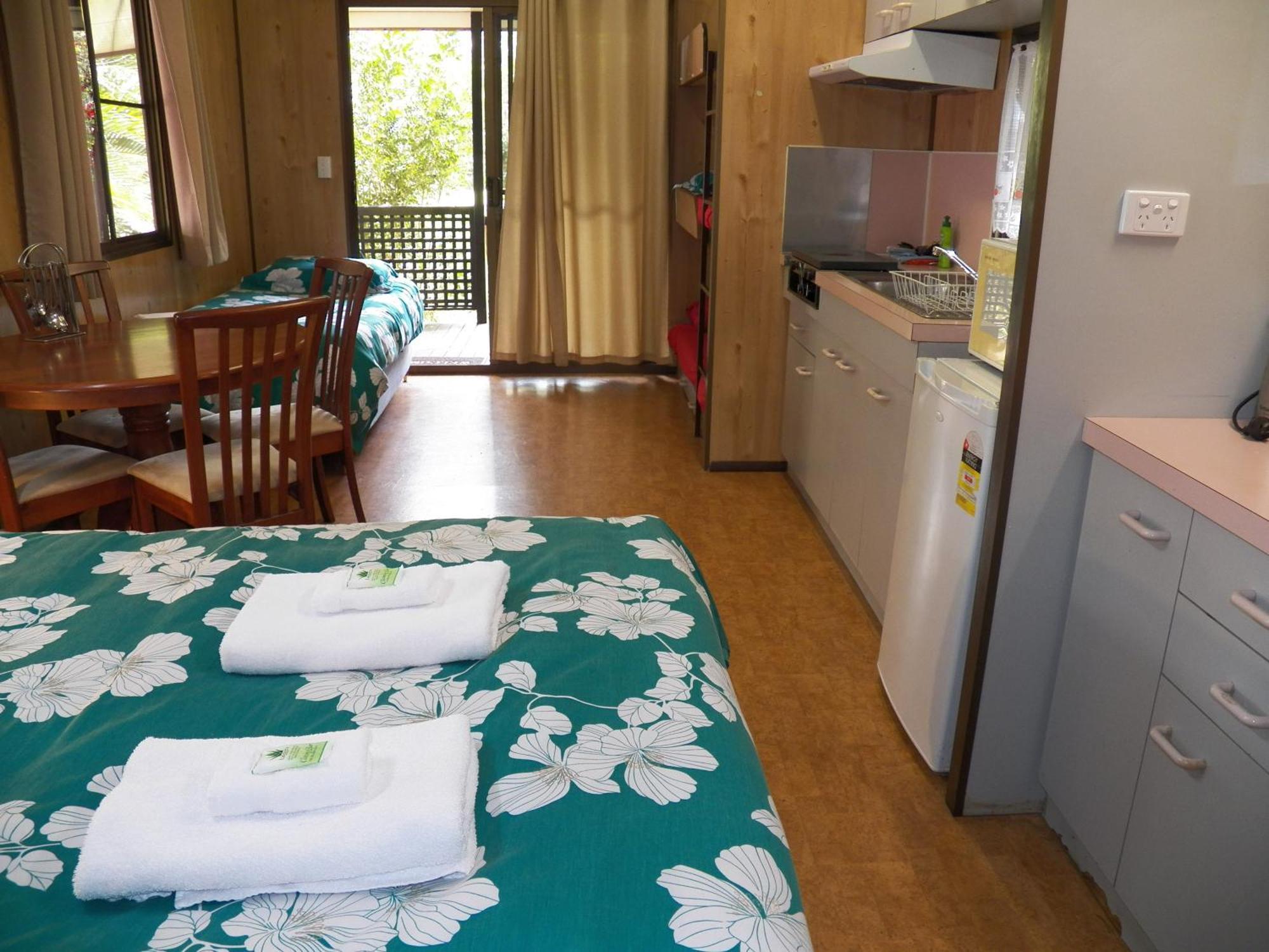 Lake Eacham Tourist Park & Cabins Rum bild