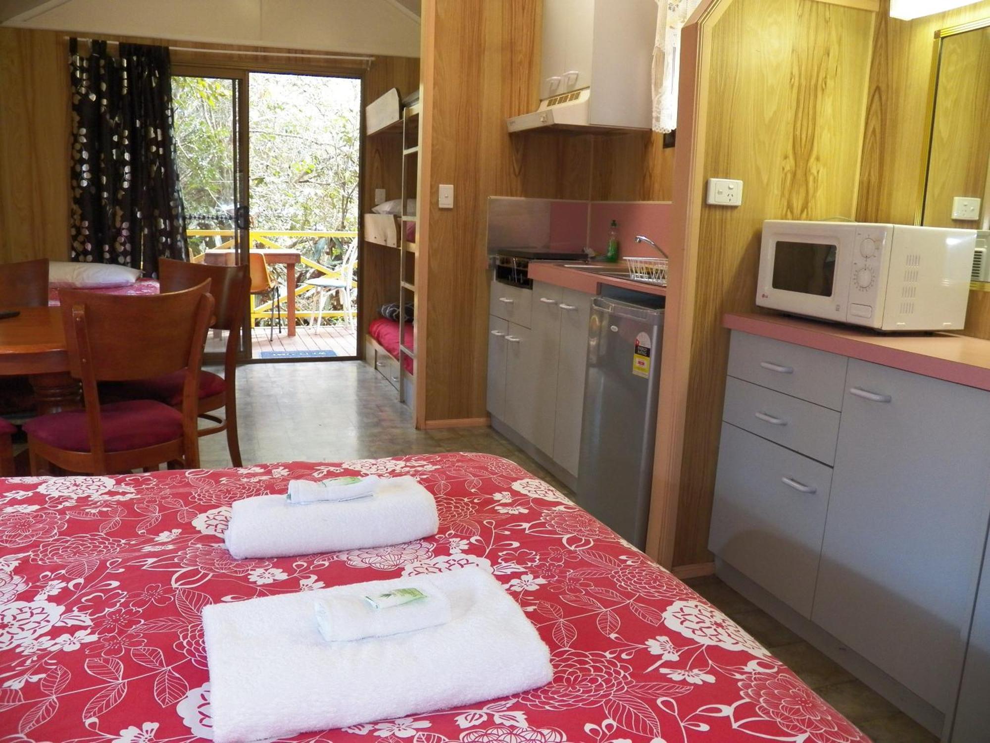 Lake Eacham Tourist Park & Cabins Rum bild