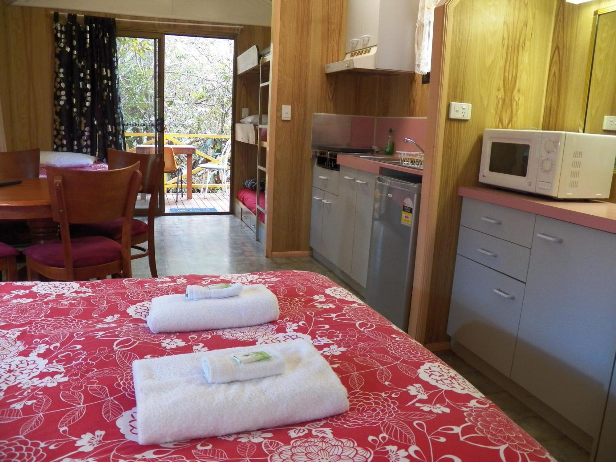 Lake Eacham Tourist Park & Cabins Rum bild