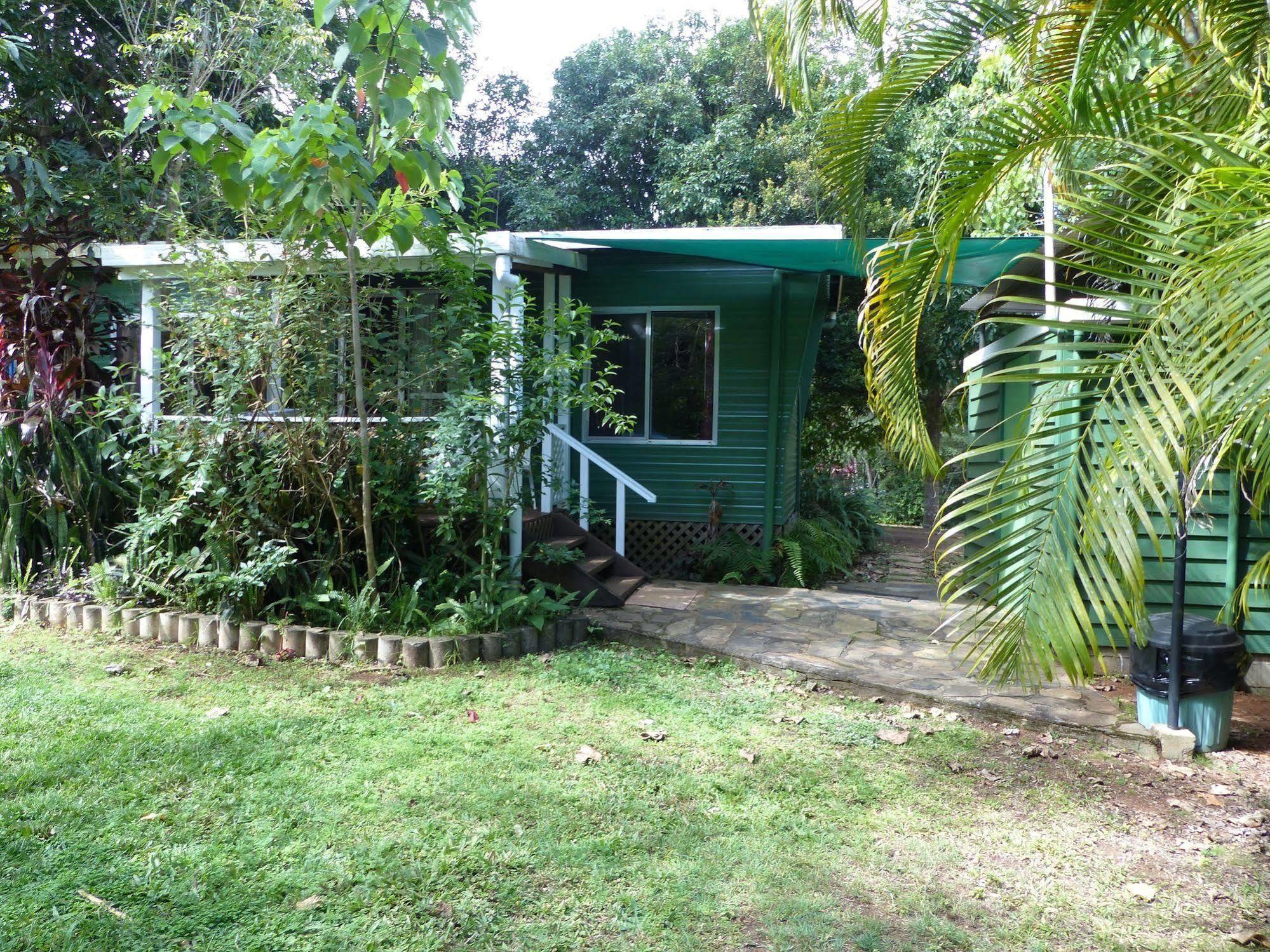 Lake Eacham Tourist Park & Cabins Exteriör bild
